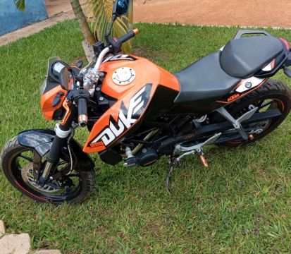 Moto Ktm Duke 200 com 75.000 km rodados, chave reserva, manual, tranca e notas de revisões