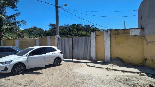 Terreno com portão em área tranquila