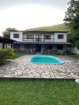 Casa em pinheiral com área externa