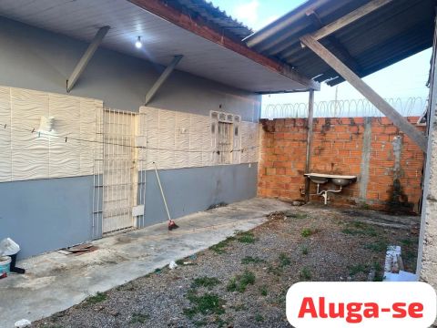 Casa pequena no floresta tropical 