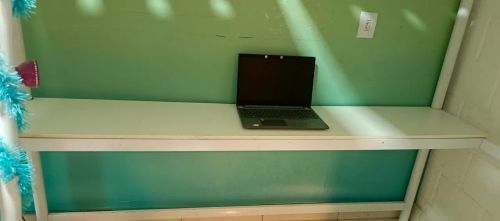 Cama de solteiro com mesa e prateleira
