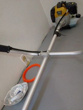 Trabalho com roçadeira 