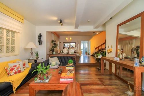 Belíssima casa, super bem distribuída, ensolarada e arejada. Living para 3 ambientes com l