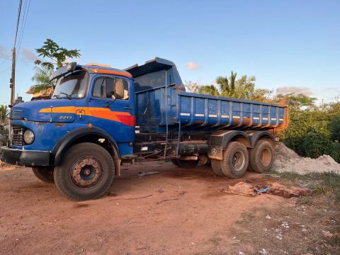 Caminhão Mercedes-Benz 2213 Caçamba e uma retro escavadeira jcb