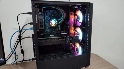PC gamer de alto desempenho, com Ryzen 7, RX6700XT, 32GB RAM e dois SSDs.