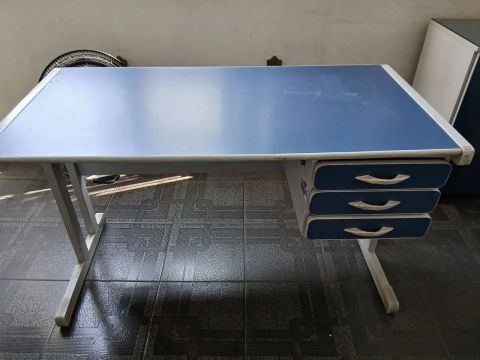 Mesa Diretor com 03 gavetas.(  Foto ilustrativa)