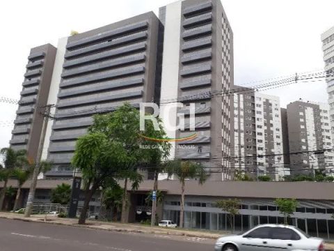 Linda sala comercial na Assis Brasil contendo banheiro. Condomínio com portaria, elevador 