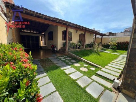 Casa ideal para fins comerciais, com 750 m² de área total - Centro