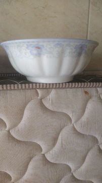Três lindas tijelas em porcelana com lindos arranjos florais em toda parte das tijelas 