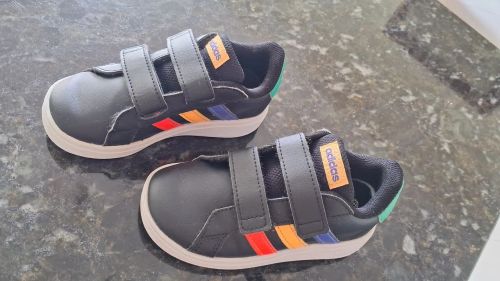 Tênis Adidas Infantil Preto 23, com Detalhes Coloridos