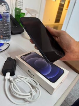 iPhone 12 preto com carregador em perfeito estado de conservação 