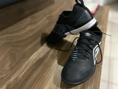 Chuteiras Umbro Futsal - Tamanho 39 - Novas-pouco uso,se usei 5 vezes foi muito.