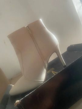Bota branca de salto alto e sandália de saltinho médio , nunca usado 