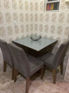 Mesa de quatro lugares