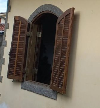 Janela Colonial. Madeira Imbuia , Veneziana e vidro.