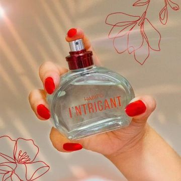 Confiança, ousadia e sedução ? A fragrância envolvente da mulher elegante, sofisticada 
