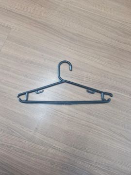 Cabide de plástico preto - ideal para roupas delicadas