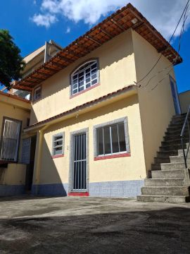 Alugo casa em condomínio/ vila
