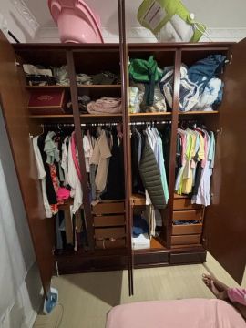 Guarda-roupa de madeira maciça