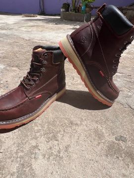 Botas de Couro Marrom