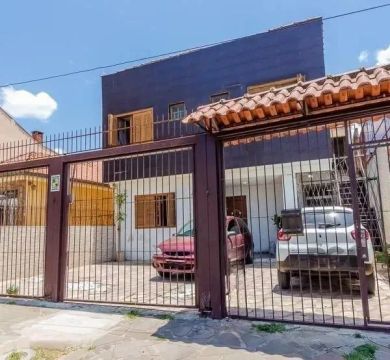 Ótima casa no bairro Partenon. Trata-se de 2 residências no mesmo terreno, sendo a princip