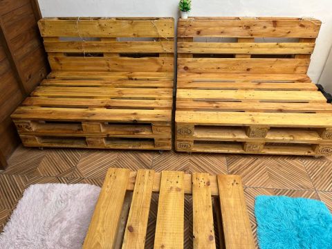 Sofá de pallets com rodinhas 