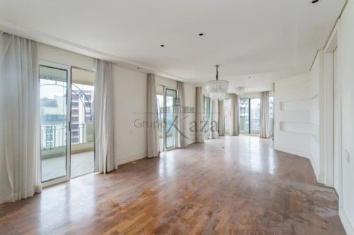 Apartamento - Panamby - 3 Suítes - 260m².