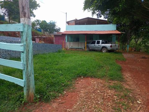 Sítio com casa e piscina em área tranquila