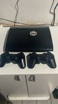 Playstation 3 super Slim com 2 controles