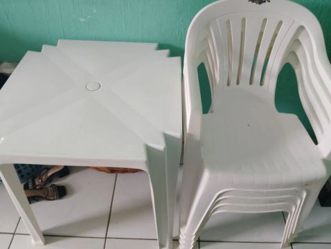 Mesa branca de plástico