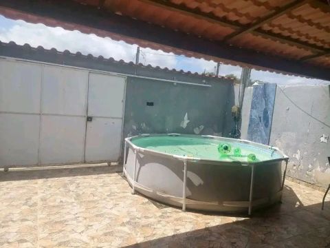 Casa com piscina em condomínio fechado