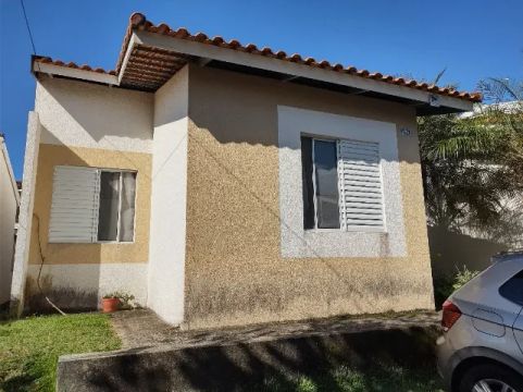 Oportunidade de morar bem! Casa em condomínio fechado com lazer e segurança!