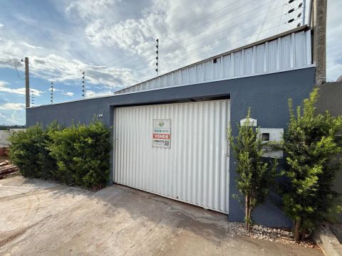 CASA COM PISCINA À VENDA NO JD. VIECELI EM CAMBIRA.
