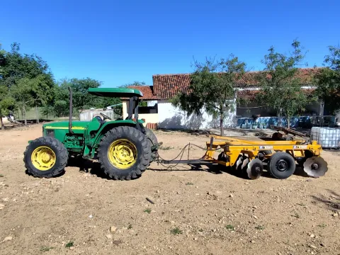 Trator John Deere 5605 com Grade aradora Tatu de Disco
