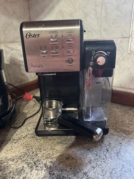 Cafeteira Oster com suporte para leite; faz coado, cappuccino  e com leite.