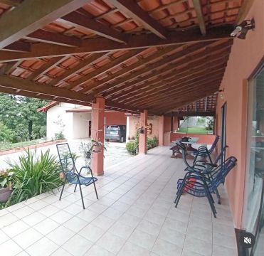 Sítio com área verde e piscina