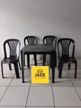 Conjunto de Mesa e Cadeiras de Plástico - novos 