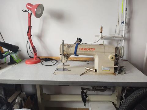 Máquina de costura industrial.