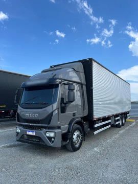 Iveco Tector 24-300 6x2 - Truck Baú - Ano 2022 - Automático