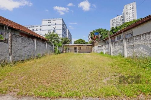 Ótimo terreno, plano, bem localizado, próximo as conveniências, medindo 10,00m x 30,00m . 