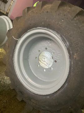 2 Rodas dianteira de f4000 com um pneu dianteiro  de retroescavadeira 