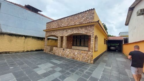 Casa com Garagem, Churrasqueira e piscina 