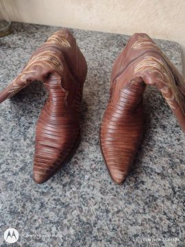 Botas de couro marrom