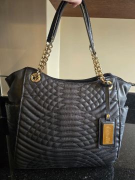 Bolsa de ombro preta matelassê Datelli
