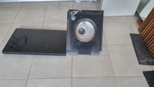 CONJUNTO PIA COM TORNEIRA.  GRANITO PRETO, CUBA DE AÇO INOX 