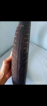Vende esse pneu dianteiro esse pneu com câmera de ar só tem um pneu 