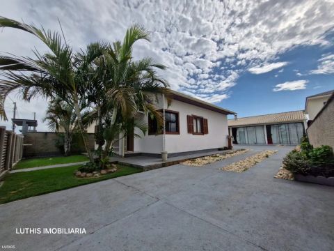 Casa 3 dormitórios para Venda em Jaguaruna, Cristo Rei, 3 dormitórios, 2 banheiros, 2 vaga