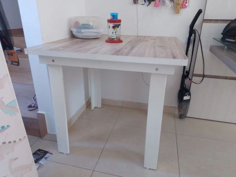 Mesa de jantar sem cadeiras