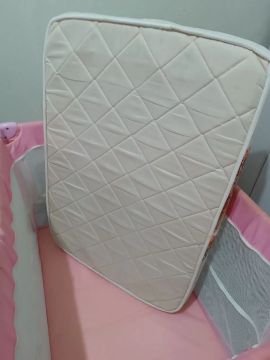 Berço portátil rosa para bebê