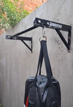 Barra de Pull Up e Suporte para Saco de Pancada